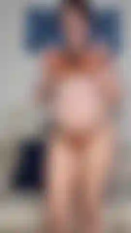 Strip-tease sexy de femme enceinte.