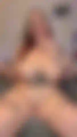 J'essaie de me taire pendant que je me fais jouir et gicler sur un gode.