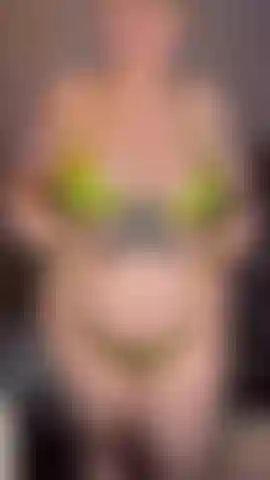 Huilant tout le corps, secouant le cul/fessée.