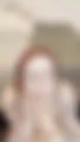 Pov : la petite amie fait une pipe baveuse, un titfuck, et supplie pour recevoir du sperme ! Je t'accueille à la maison après le travail et j'ai immédiatement besoin de toi dans ma bouche. Je suce ta bite et la glisse entre mes gros seins mouillés. Ensuite tu me baises en missionnaire comme j'en avais envie toute la journée. Je te chevauche pendant que tu regardes mon gros cul rebondir jusqu'à ce que je nous fasse un compte à rebours pour qu'on jouisse ensemble ! **La vidéo de roleplay solo comprend une pipe baveuse en pov, un titfuck, une baise au gode en missionnaire, un chevauchement en cowgirl, du dirty talk, un compte à rebours pour jouir, et des encouragements pour le creampie**.