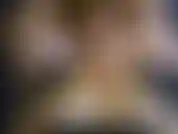 Dépêche-toi, perdante. Je t'ai dit que tu pouvais me baiser si tu pouvais me faire descendre en 5 minutes et que tu échouais lamentablement. La grosse bite de mon copain me fait jouir en 2 minutes. Tu es nul, mets-toi à genoux et mange ton sperme.