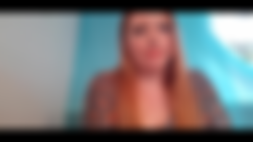 Tu es l'une de mes élèves préférées. J'ai décidé quel sera ton projet final pour mon cours. Je veux que tu peignes mon corps nu. Ne sois pas timide, c'est juste un corps nu. Avant de poser pour ta peinture, je vais te montrer avec quoi tu vas travailler. Maintenant détends-toi pendant que je me déshabille et te montre mon corps sous tous les angles.