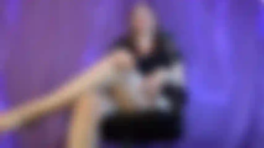 Tu vas adorer mes pieds pendant que je t'humilie jusqu'à ce que mon copain rentre à la maison, coquin. Tu es tellement stupide de te regarder à genoux en train de branler ta petite bite avec ton pied dans ta bouche. Tu es si moche, petite et grossière.