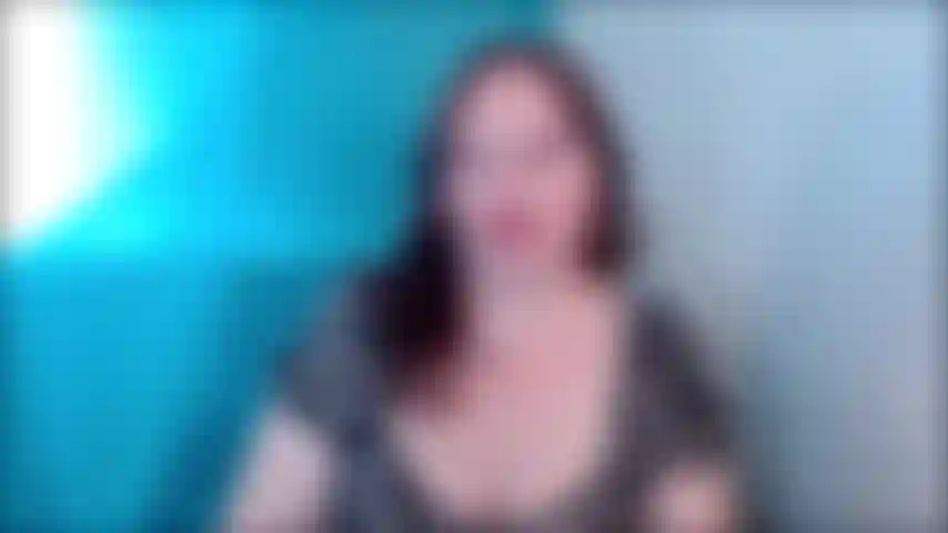 J'attendais ça avec impatience. Je crois que tu sais que j'ai un petit béguin pour toi au bureau depuis un moment maintenant. J'étais ravie quand tu m'as invitée à sortir et tu n'as pas été déçue par le rendez-vous que tu m'as proposé. Ce restaurant était incroyable, ta sélection de bites était impeccable et le dessert. Tu as frappé un coup de circuit monsieur. Alors tu m'as époustouflée, maintenant c'est à mon tour de, tu sais, t'épater. Ouais, sortons ce type et. Je ne voulais pas rire. Enfin, vraiment ? Tu es un super rendez-vous et un gars sympa mais c'est vraiment petit. Ouais, je ne touche pas ou ne fais pas l'amour avec des bites aussi petites. Je ne sais pas vraiment comment ça marcherait, wow, le petit gars a bandé quand je l'ai appelé minuscule. Tu aimes ça ? Tu es un de ces gars qui s'excite quand on se moque de sa petite bite ? J'ai vu ces filles en ligne se moquer des gars avec des petits pénis et la façon dont elles se moquaient de leurs petites bites m'a un peu excitée. Je ne vais pas toucher cette petite chose pathétique, ni la sucer ni la baiser. Ha ! Il essaie de devenir gros. Oh là là, regarde-le lutter. Il est si petit et mignon. Je vais te dire. Si tu réalises mon fantasme d'humilier un homme à petite bite, je te laisserai éjaculer sur mes gros seins. Peut-être que je ne le dirai pas à toutes les filles du bureau, mais je ne promets rien.