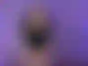 Tu sais pourquoi j'ai été si heureuse l'année dernière ? Je t'ai trompé avec tous les hommes que tu connais. Tu m'as léché la chatte après qu'ils soient entrés en moi. Tire ta bite sans valeur pendant que je t'en parle.