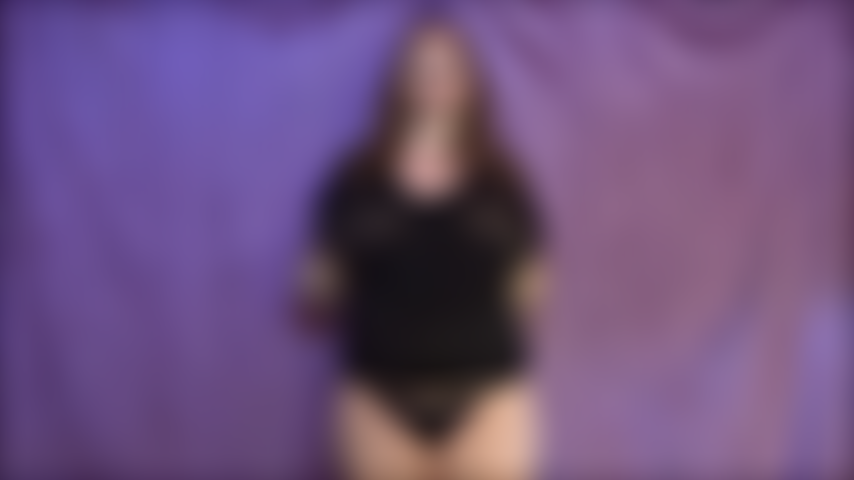 J'ai reçu la photo de ta bite que tu m'as envoyée et ta bite est magnifique. Elle est si veinée et épaisse. Je sais que tu es au bureau, mais je m'en fiche. Je veux que tu tires ta grosse bite et que tu la caresses pour moi. Je veux te montrer mes gros seins pulpeux pendant que je balance mon corps pour toi. Je veux que tu travailles ta bite exactement comme je te le dis jusqu'à ce que je te dise d'exploser. N'oublie pas de fermer la porte à clé.