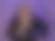 Hé mon mari, regarde mon jouet. C'est un gros gode-ceinture noir épais. Je l'ai acheté pour qu'on puisse l'attacher sur ta petite bite pathétique et inutile quand tu me baises. Tu es tellement pathétique.