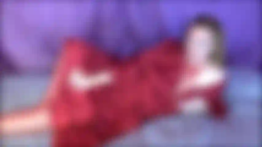 Aujourd'hui c'est ton jour de chance, esclave, tu peux adorer mon corps sexy et courbé pendant que je porte ce bas de corps en résille sexy et tu peux caresser ta bite pendant que tu me regardes jouir.