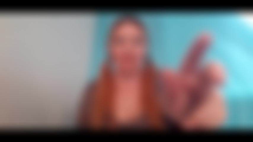 Salut petit gars. Je vais te faire un cadeau spécial aujourd'hui. Je vais mettre mon décolleté juste devant ton visage et caresser ta petite bite comme tu l'aimes. De haut en bas, pinçant le bout, te faisant serrer ton petit ami aussi fort que tu peux pour que tu ne jouisses pas trop vite. Maintenant amène ce joli petit pénis ici et commençons.