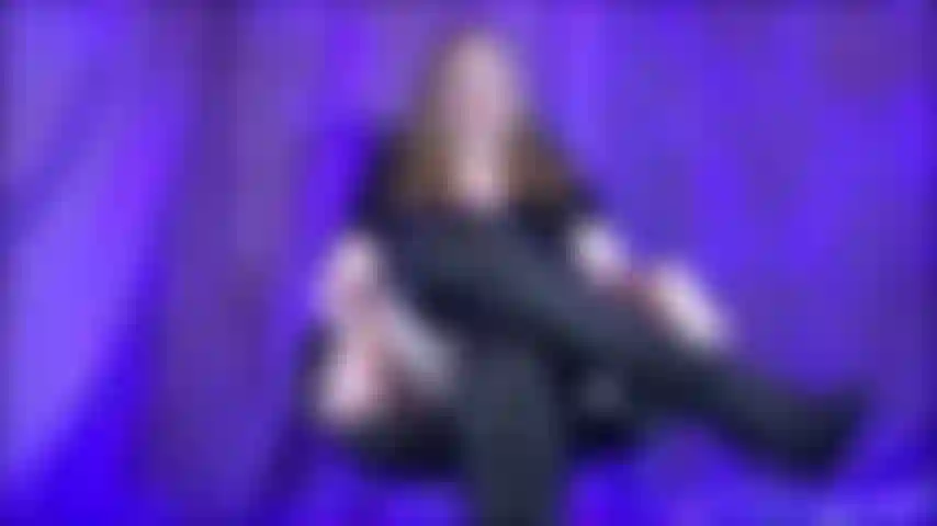 Regarde-toi, tu es couverte de sperme, mon petit ami et ses amis t'ont couvert de sperme et t'ont laissé par terre 4 moi pour me trouver habillé comme une salope, je sais qu'ils n'ont pas touché ta bite alors jerk 4 moi cocu salope poule mouillée .