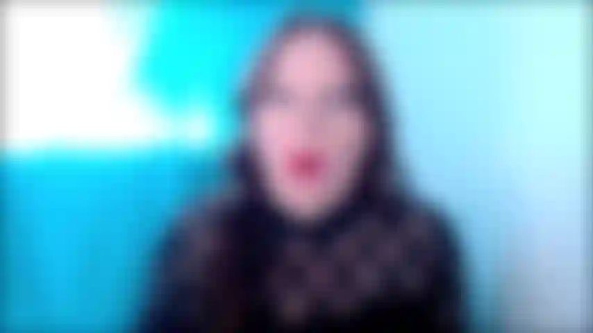 Il faut qu'on parle de la façon dont tes amis se comportent avec moi. Je ne sais pas ce que tu leur as dit, mais ils semblent penser que c'est normal de me toucher d'une manière que seul mon mari devrait faire. Ce n'est pas juste de l'excès d'affection, ça devient presque un festival de pelotage quand ils sont là. Je ne sais pas pourquoi tu sembles accepter qu'ils me touchent, alors que tu les as vus, mais je pense que tu devrais dire quelque chose. Ou alors, aimes-tu regarder tes amis me toucher ? J'ai remarqué que quand ils commencent à flirter et à me toucher, tu essaies de ne pas regarder, mais je vois que tu le remarques, et je commence à penser que leurs mains partout sur moi t'excitent. C'est vrai, n'est-ce pas ? Je peux dire à la bosse dans ton pantalon que j'ai raison. Sale pervers. Si tu voulais que je commence à baiser tes amis sexy, tu aurais juste pu me le demander. Mais seulement les belles et celles avec de grosses bites. Tu sais que tu es plutôt petite, ce qui est bien et ça ne me dérange pas, mais si je fais ça pour toi, je veux vivre l'expérience d'une femme chaude. Sors ta bite et caresse-la pour moi pendant que je te raconte mes fantasmes sur la façon dont ça va se passer.