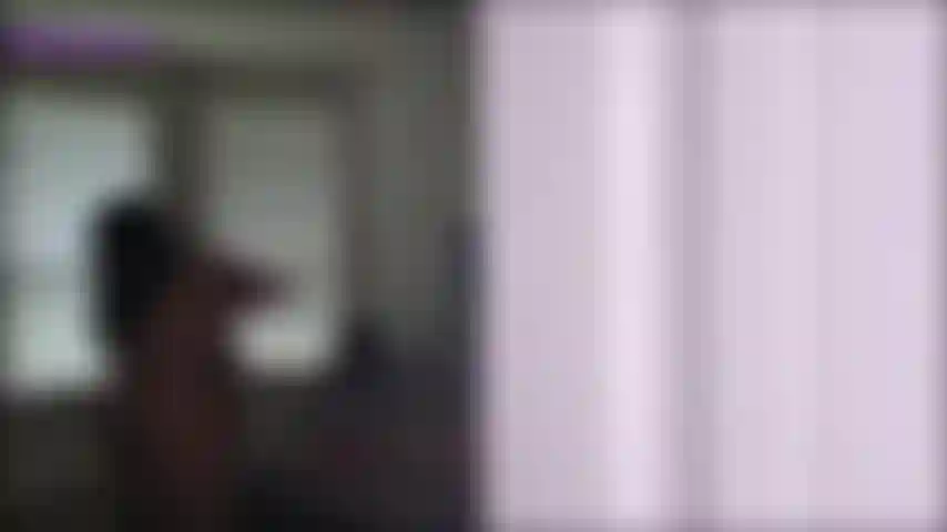 Tu me vois regarder en toi et me branler alors tu me traînes dans ta chambre et tu me fais asseoir sur ton lit. Vous me taquinez et m'humiliez pour avoir un hardon pour mon méchant voisin. Alors tu me fais sortir ça.