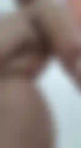 Je joue avec mes gros seins.