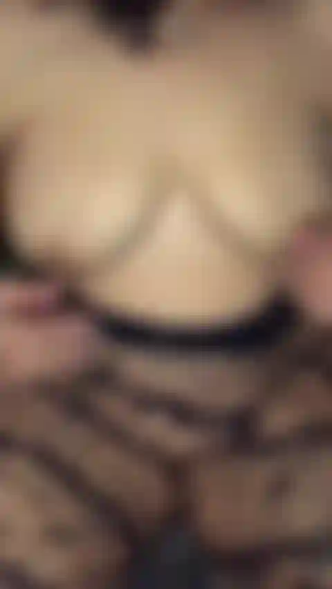 Double problème de gode dans le cul et la chatte.