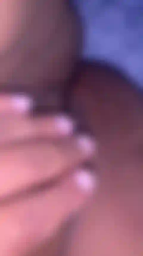 Regarde-moi jouer avec ma chatte humide.