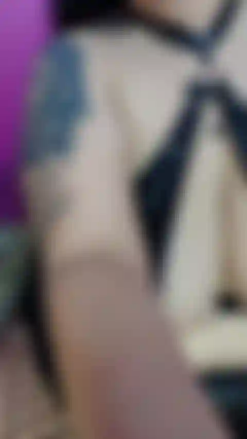 Pussy joue et gémit.