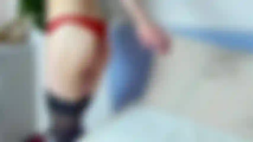 Lève mes jambes et doigte-moi jusqu'à ce que je jouisse !