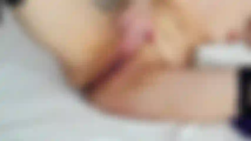 Zoom sur la chatte, le doigté & la chatte écartée !