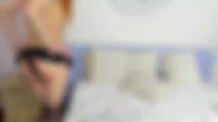 Je stimule mon clitoris avec une vibration, regarde-moi pendant que je jouis !