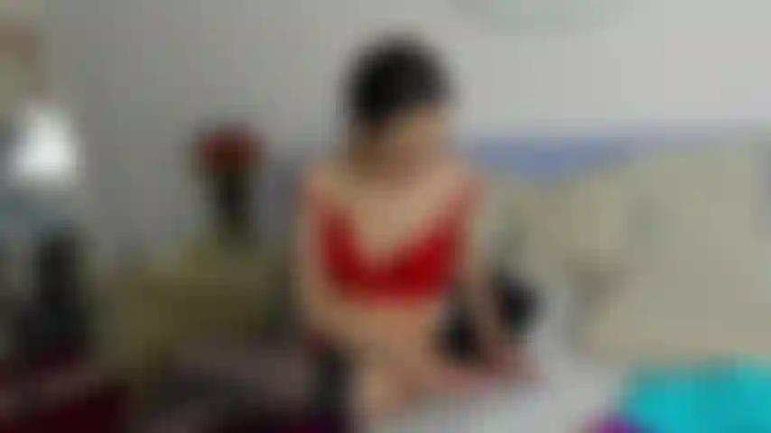 J'enfile ma robe noire et je me masturbe dedans !