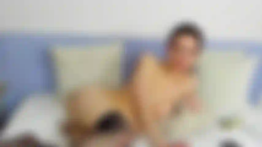 Mets ta bite dans mon cul et tes doigts dans ma chatte !