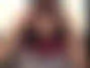 Un cul et des pieds ! Je me doigte le cul, je tremble, je fessais et je fais des gros plans ! De superbes vues sur les pieds. Orgasme avec jouet.