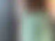 Douche du matin. J'enlève mes vêtements de sport, je me savonne le cul et les seins. Me frotte la chatte.