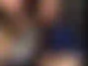 Fille/fille en costume de police rileyvelvet. Double gode et strapon.