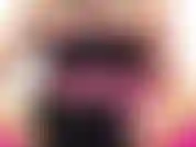 J'utilise un jouet dans une robe et des jambières.