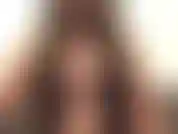 La chatte se frotte en noir avec une tenue transparente avec des hauts de cuisse. Orgasme avec jouet.