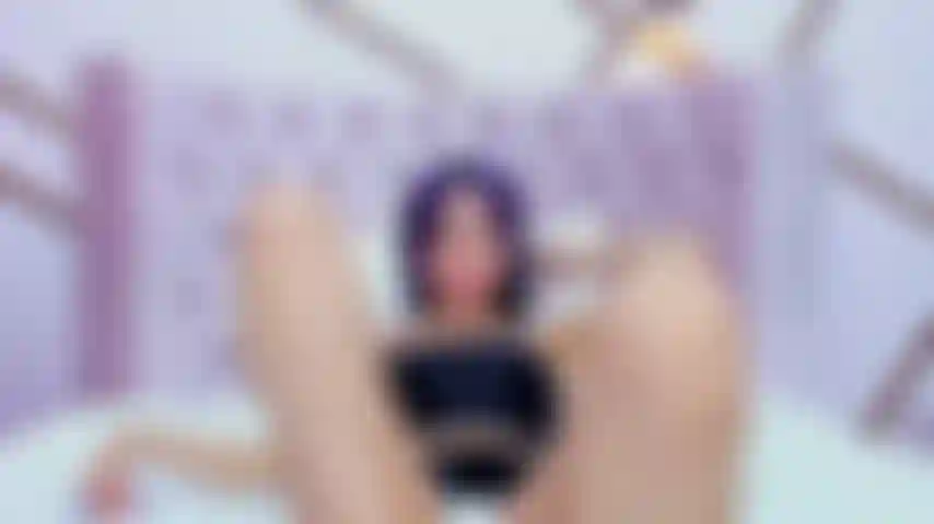 Je suce mes jolis petits orteils.