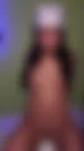 Je joue avec mes petits seins mais tellement chauds.