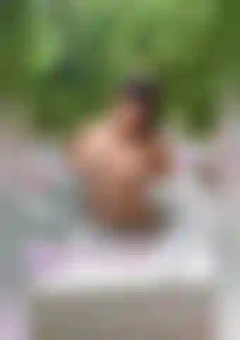 Faisons des choses bizarres dans le jacuzzi.