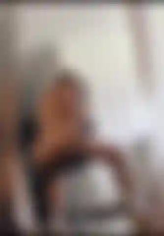 Chevauchant un gode devant le miroir et me fessant le cul.