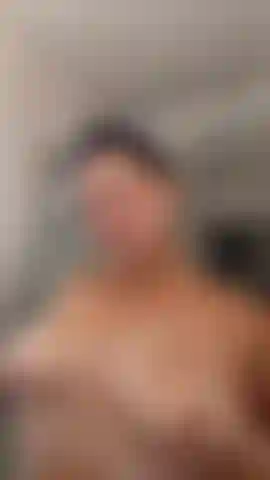 Prendre une douche avec moi ? Je m'excite dans la salle de bain.