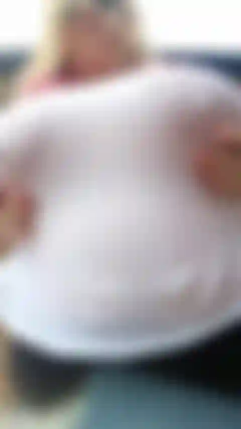 Seins de chemise mouillés au ralenti.