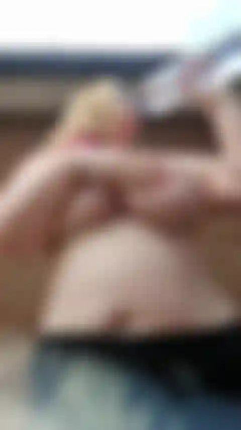 Seins mouillés au ralenti.