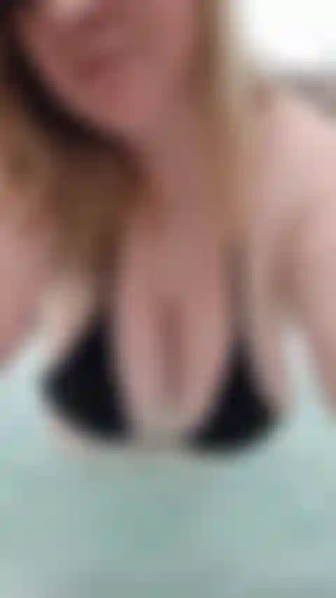 Déshabille-toi dans le bain à remous.