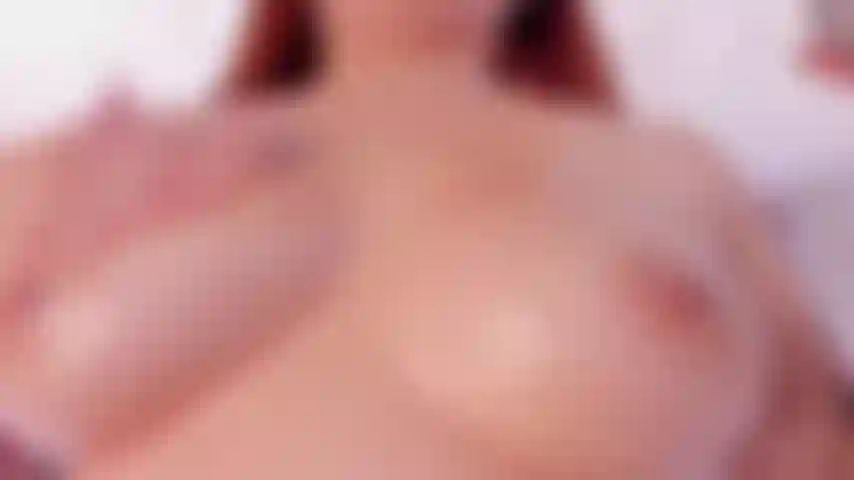 De la paraffine chaude sur mes seins.