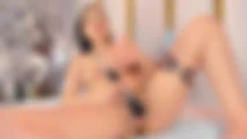 Fille chaude avec la chatte ouverte.