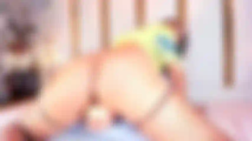 Sens mes fesses rebondir sur ta bite.