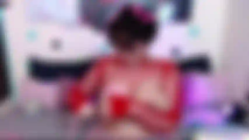 Les seins attachés avec des cordes et un tour.