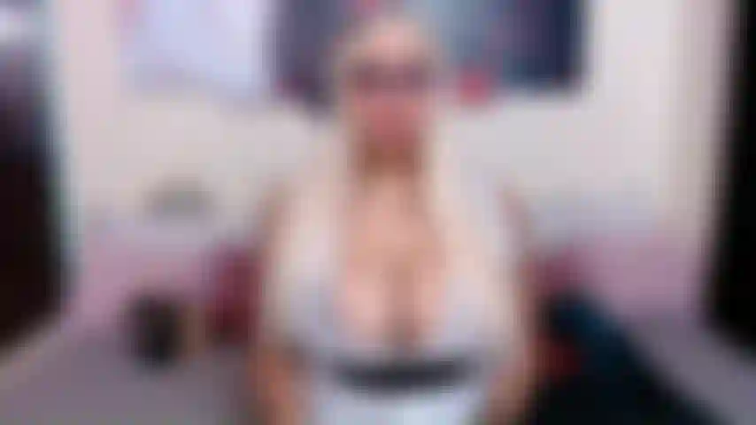 Lady tsunade, tu veux lui embrasser le cul et la chatte.