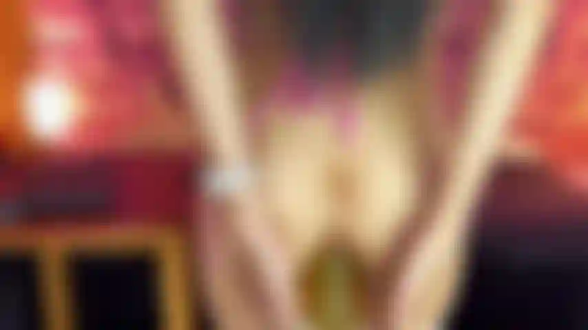 Je mets mon jouet au fond de mon cul.