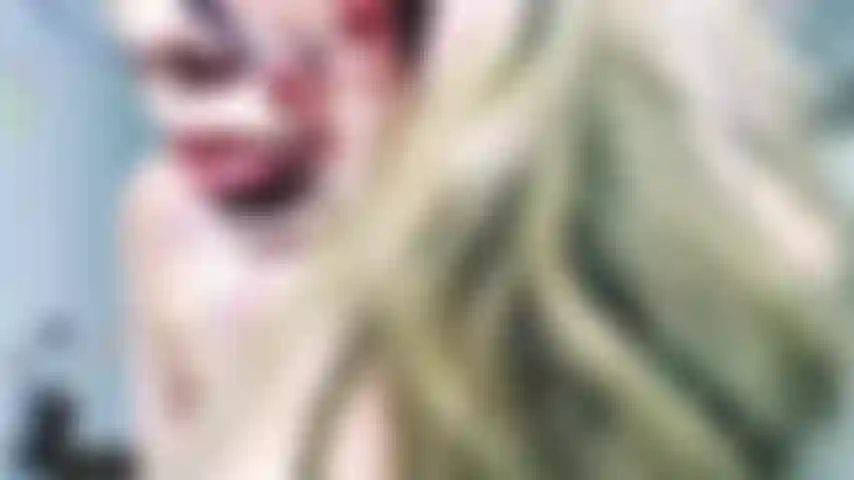 Danse sensuelle avec lingerie en dentelle rose avec streptocoque.