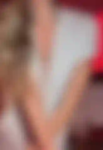 Danse sensuelle avec une strip-teaseuse montrant sa chatte.