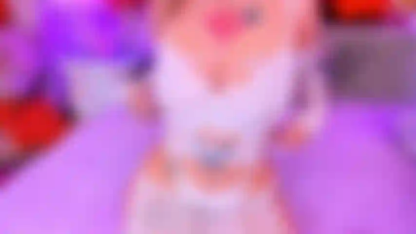 ? Des seins incroyables + des pinces à tétons ! ?