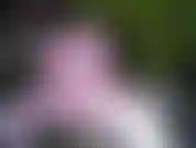 Un pantalon en soie noire et de l'huile pour bébé, avec des anneaux péniens qui commencent.