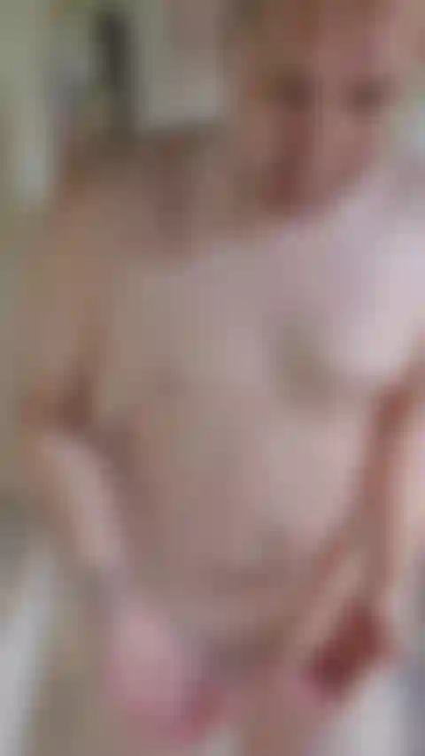 Me rasant et caressant sous la douche