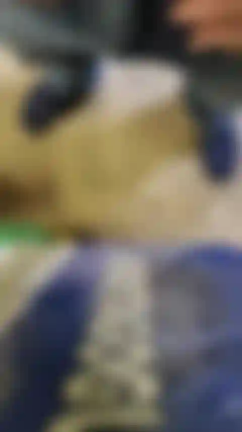 Jouant dans le garage.